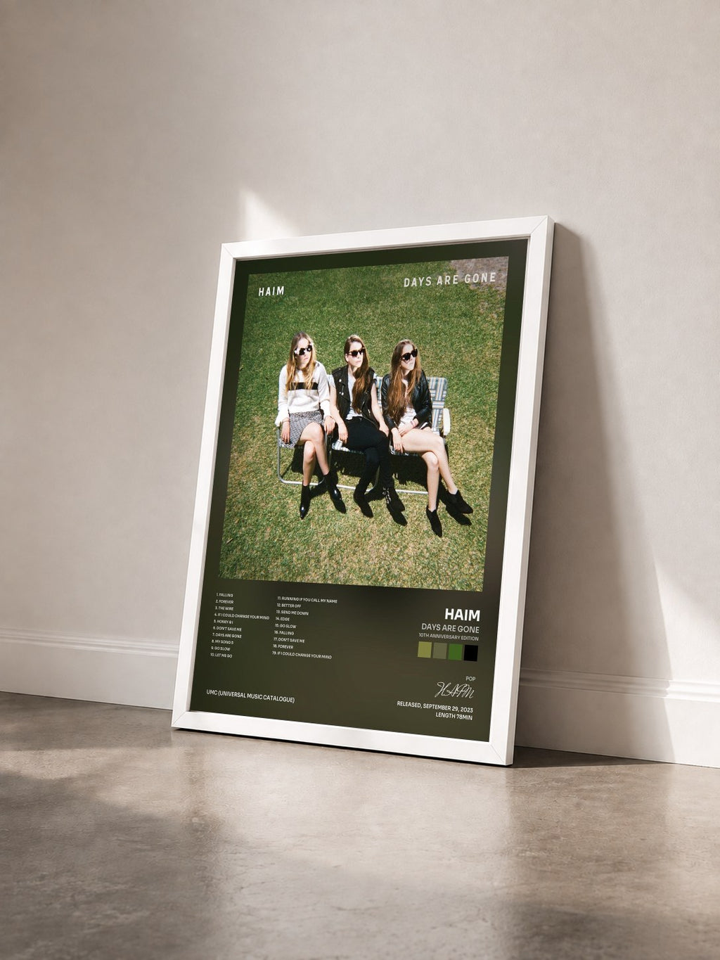 #blanc Tableau de l'album Days Are Gone (10th Anniversary Edition) de HAIM vu de trois quarts, cadre blanc