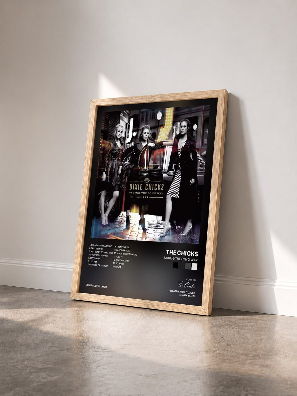#bois Tableau de l'album Taking The Long Way de The Chicks vu de trois quarts, cadre en bois brut