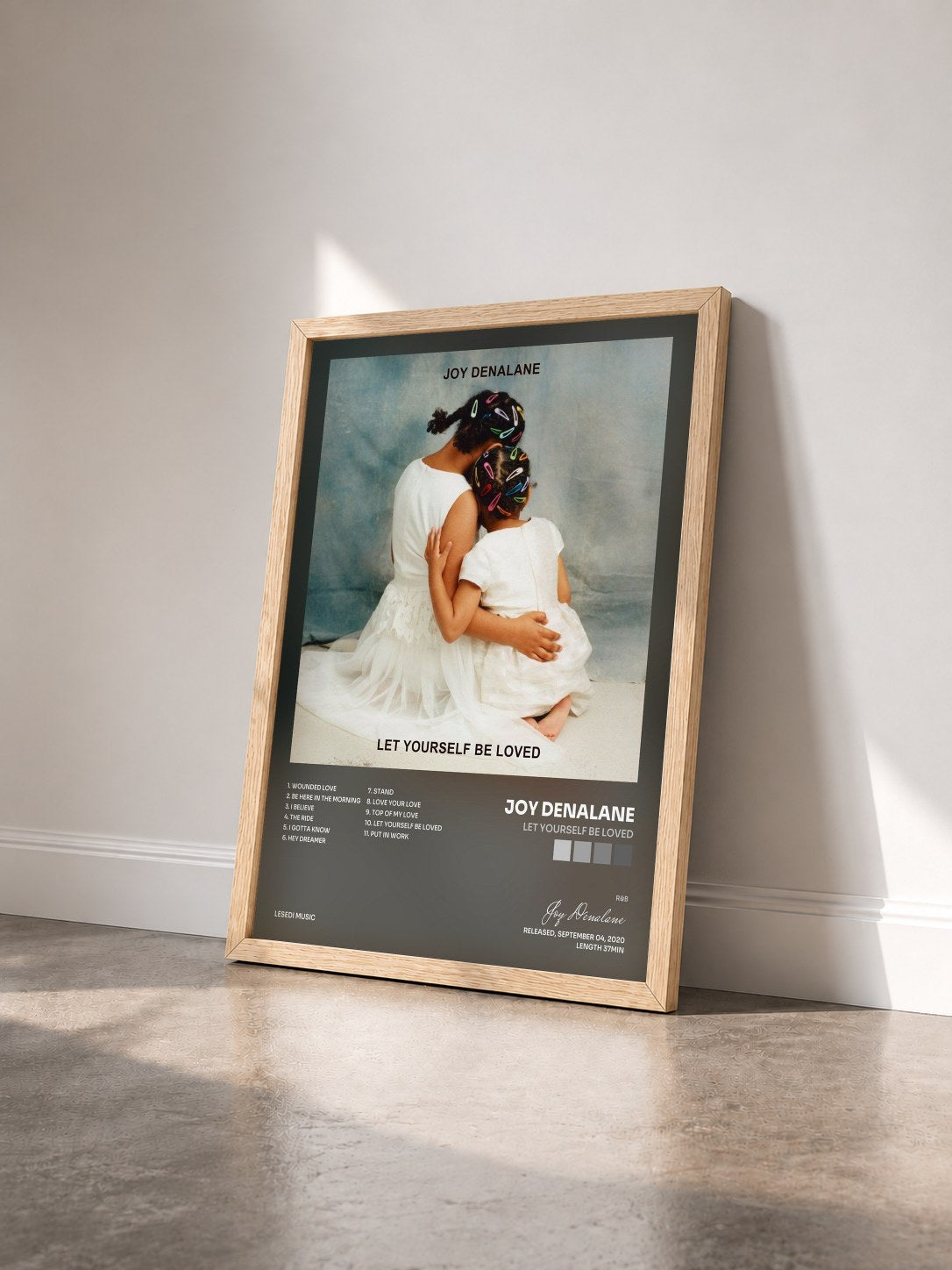 #bois Tableau de l'album Let Yourself Be Loved de Joy Denalane vu de trois quarts, cadre en bois brut