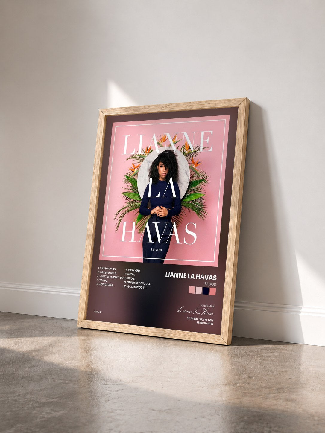 #bois Tableau de l'album Blood de Lianne La Havas vu de trois quarts, cadre en bois brut