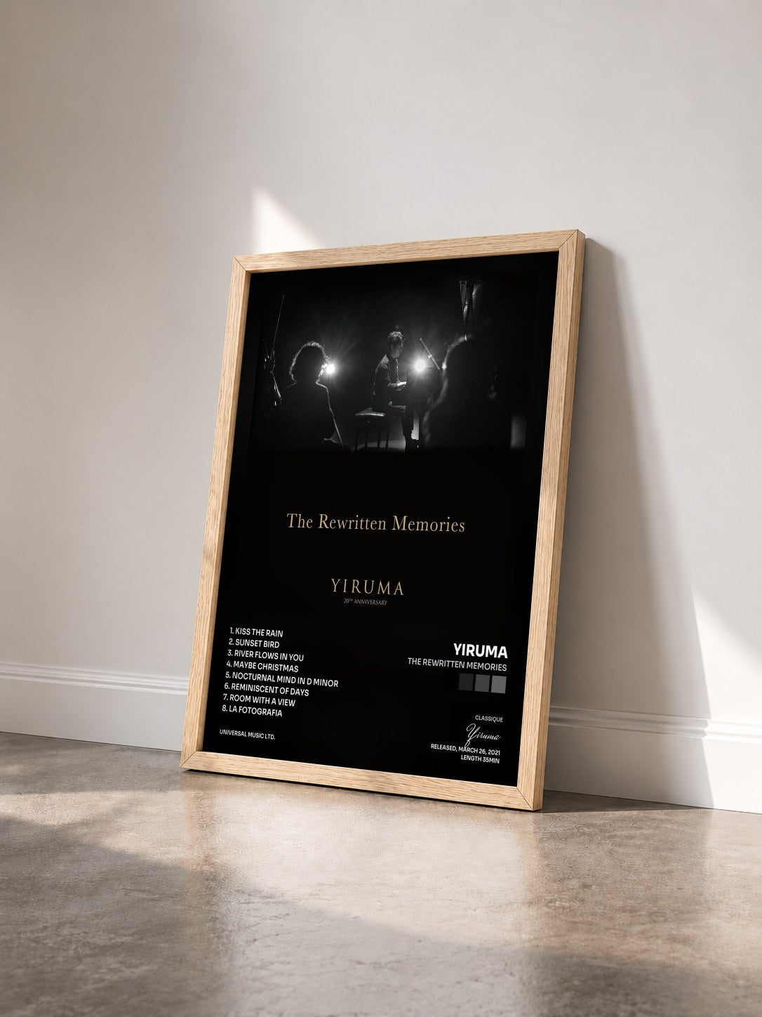 #bois Tableau de l'album The Rewritten Memories de Yiruma vu de trois quarts, cadre en bois brut