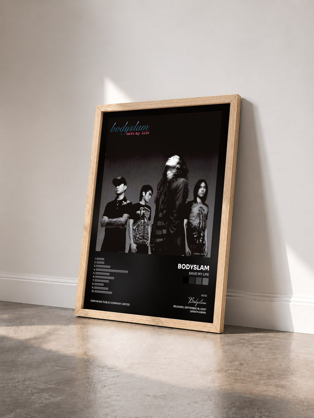 #bois Tableau de l'album save my life de Bodyslam vu de trois quarts, cadre en bois brut