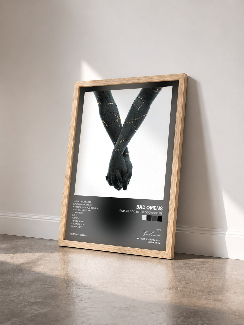 #bois Tableau de l'album Finding God Before God Finds Me de Bad Omens vu de trois quarts, cadre en bois brut