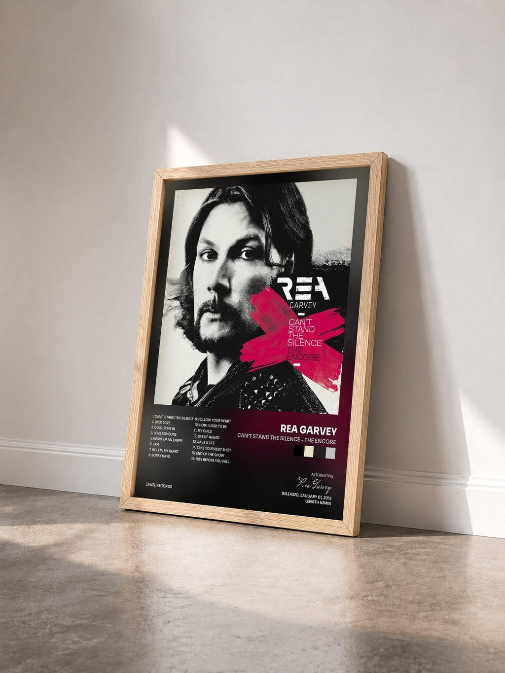 #bois Tableau de l'album Can’t Stand The Silence – The Encore de Rea Garvey vu de trois quarts, cadre en bois brut