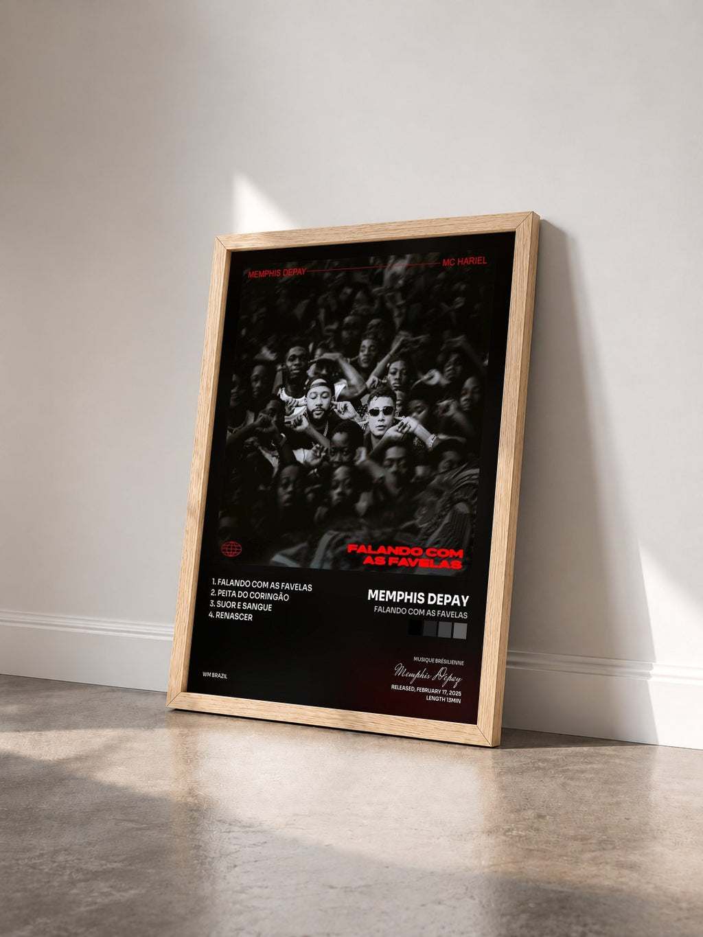 #bois Tableau de l'album Falando com as Favelas de Memphis Depay vu de trois quarts, cadre en bois brut