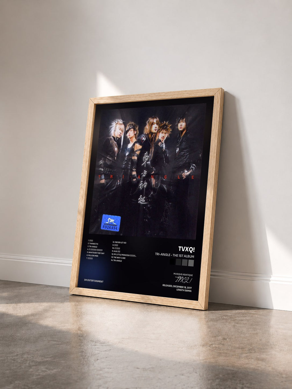 #bois Tableau de l'album Tri-Angle - The 1st Album de TVXQ! vu de trois quarts, cadre en bois brut