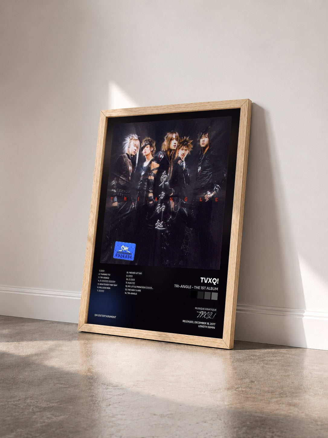 #bois Tableau de l'album Tri-Angle - The 1st Album de TVXQ! vu de trois quarts, cadre en bois brut