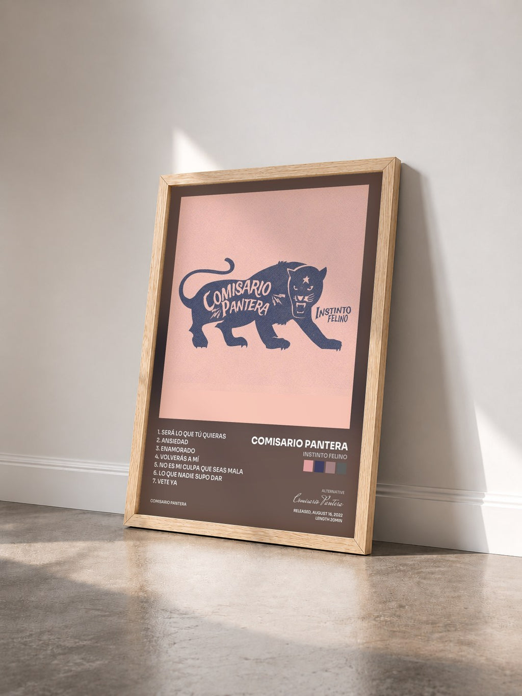 #bois Tableau de l'album Instinto Felino de Comisario Pantera vu de trois quarts, cadre en bois brut