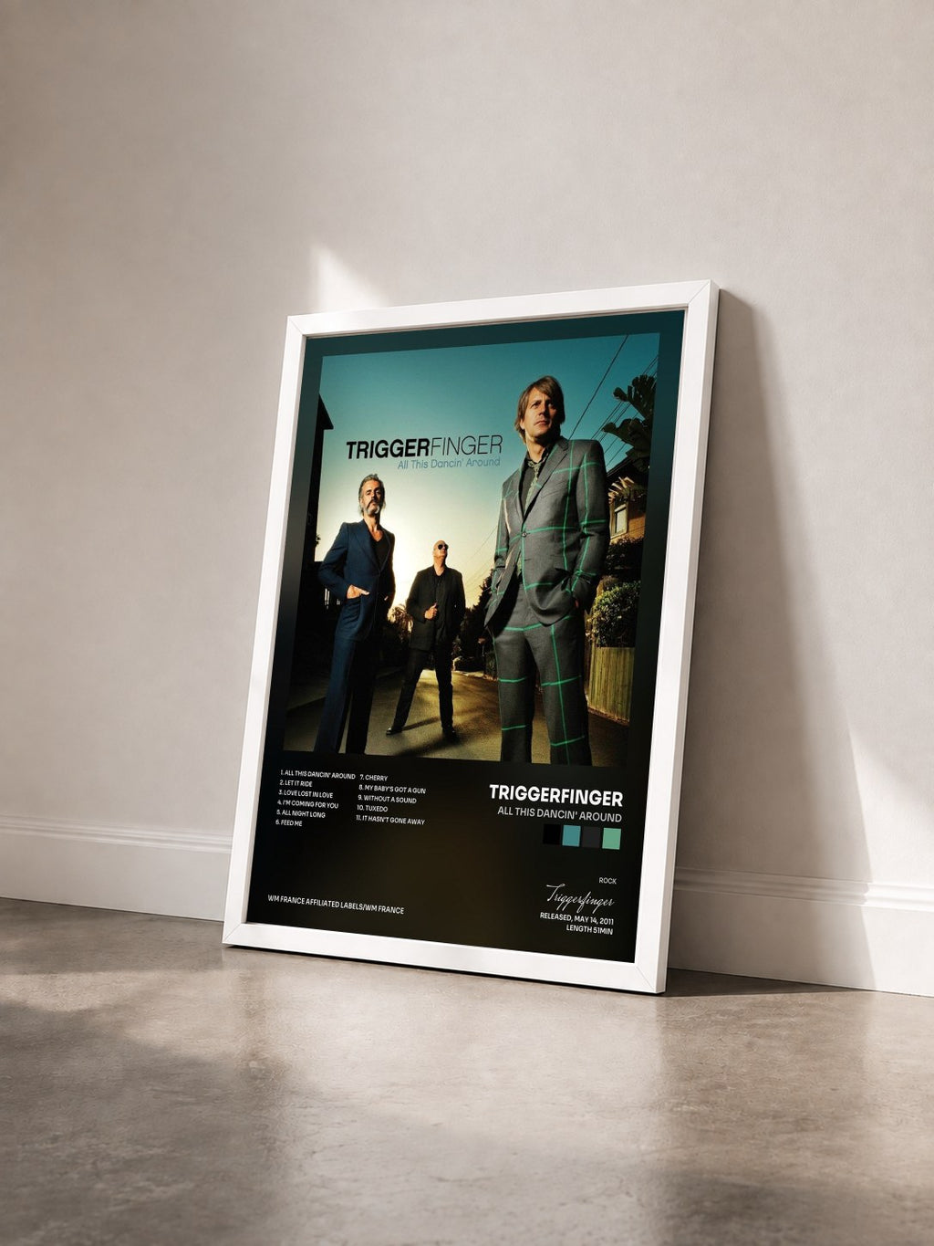 #blanc Tableau de l'album All This Dancin' Around de Triggerfinger vu de trois quarts, cadre blanc