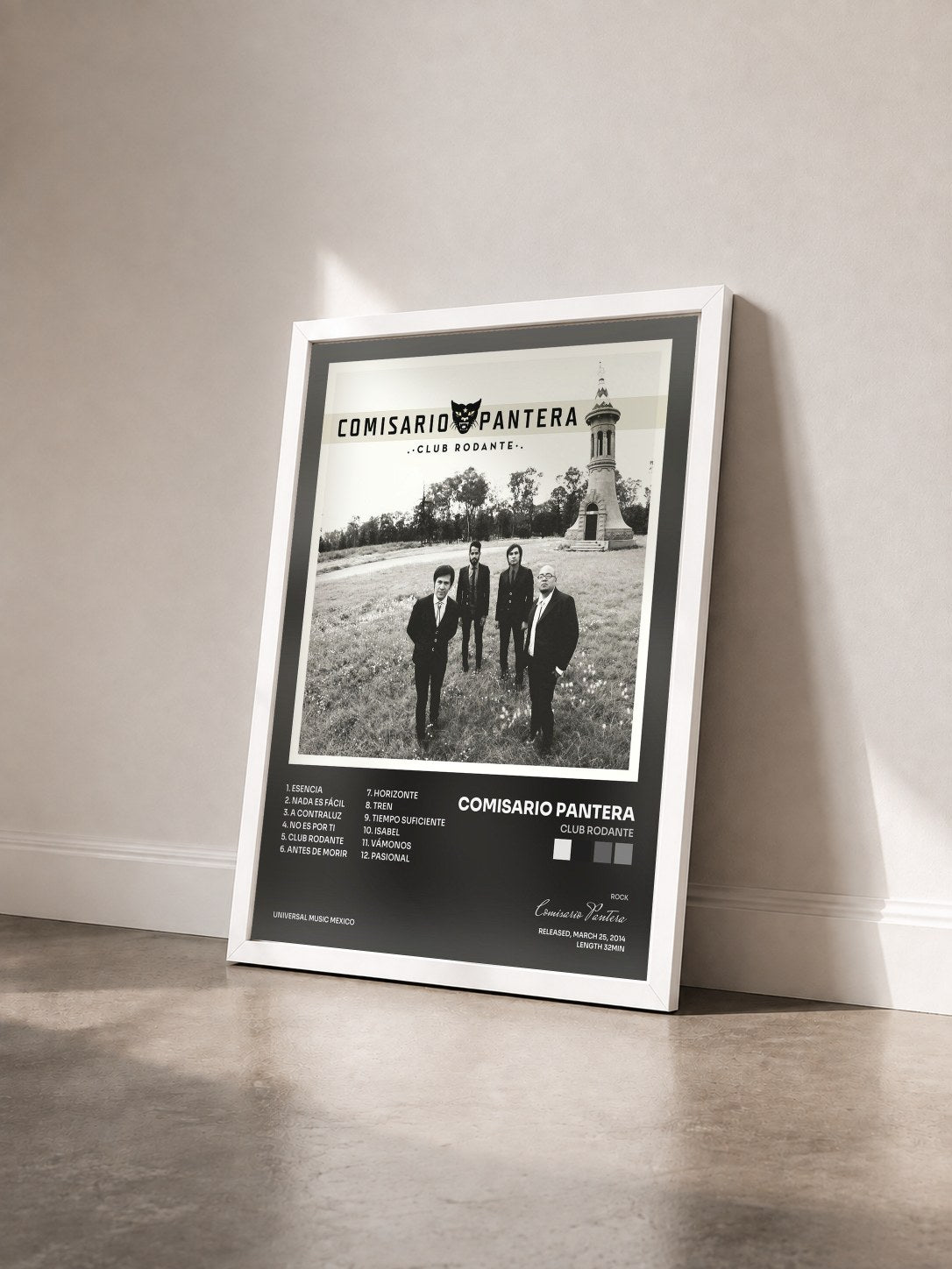 #blanc Tableau de l'album Club Rodante de Comisario Pantera vu de trois quarts, cadre blanc