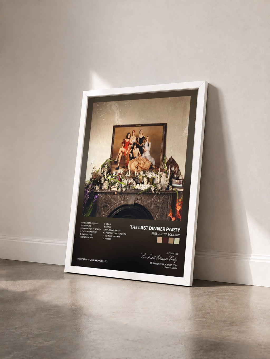 #blanc Tableau de l'album Prelude to Ecstasy de The Last Dinner Party vu de trois quarts, cadre blanc