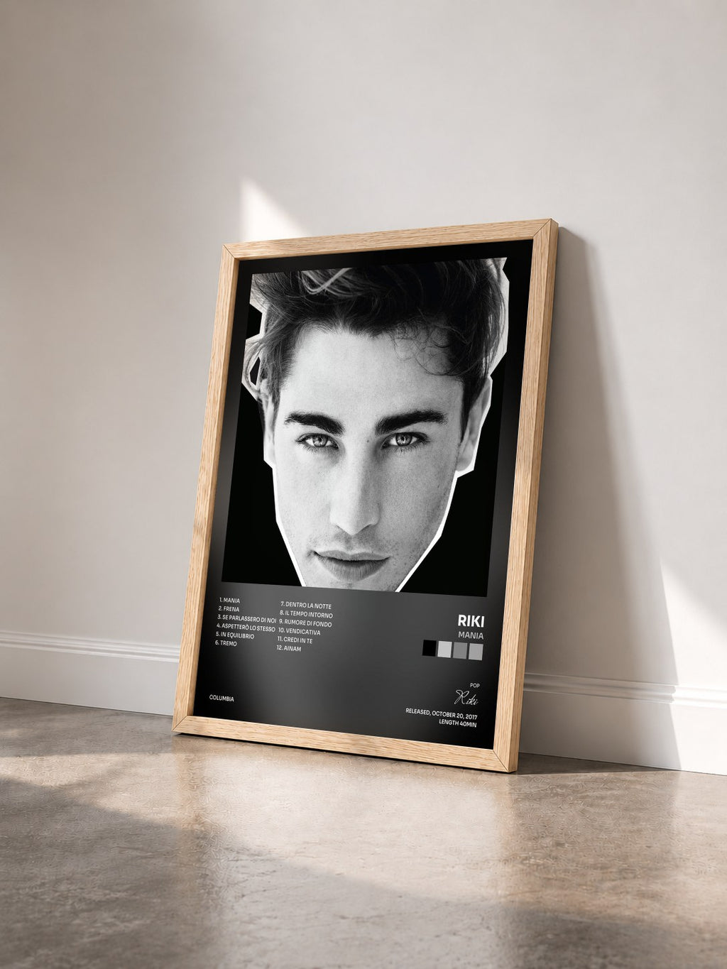 #bois Tableau de l'album MANIA de Riki vu de trois quarts, cadre en bois brut