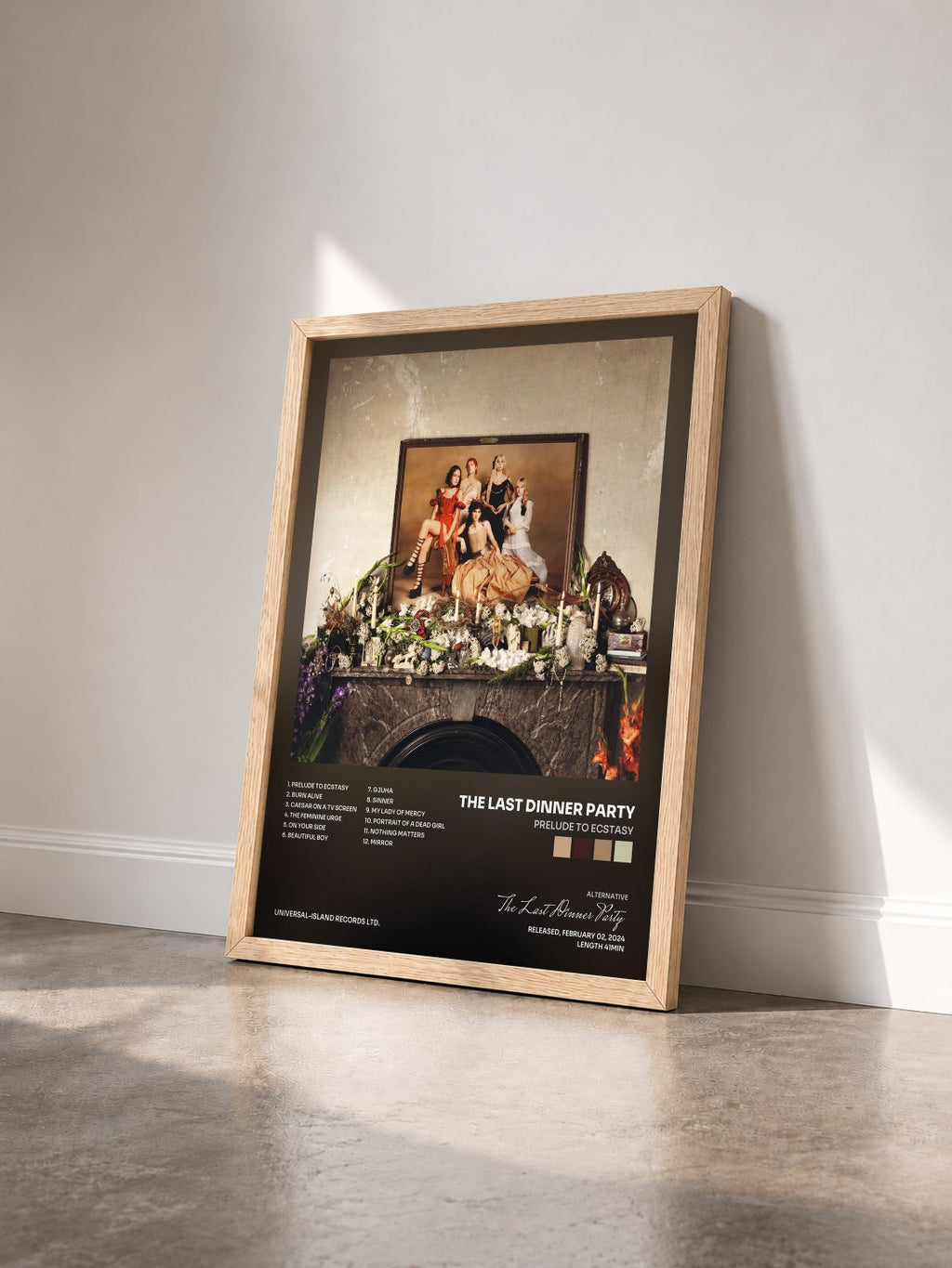 #bois Tableau de l'album Prelude to Ecstasy de The Last Dinner Party vu de trois quarts, cadre en bois brut