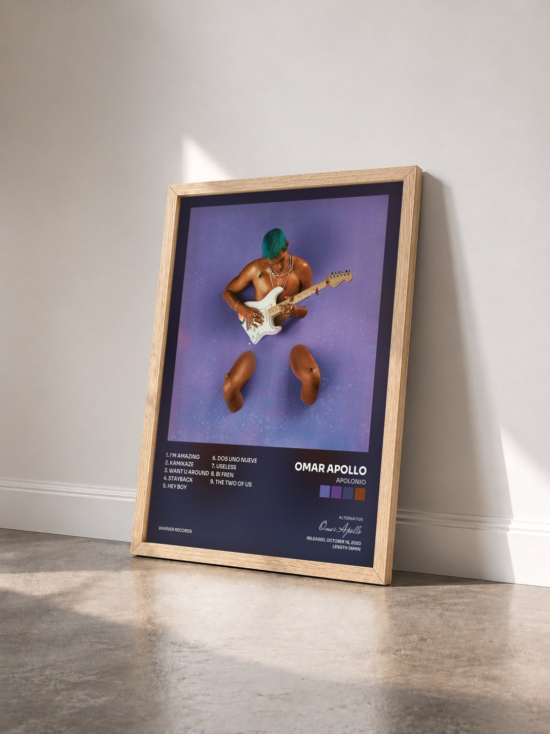 #bois Tableau de l'album Apolonio de Omar Apollo vu de trois quarts, cadre en bois brut