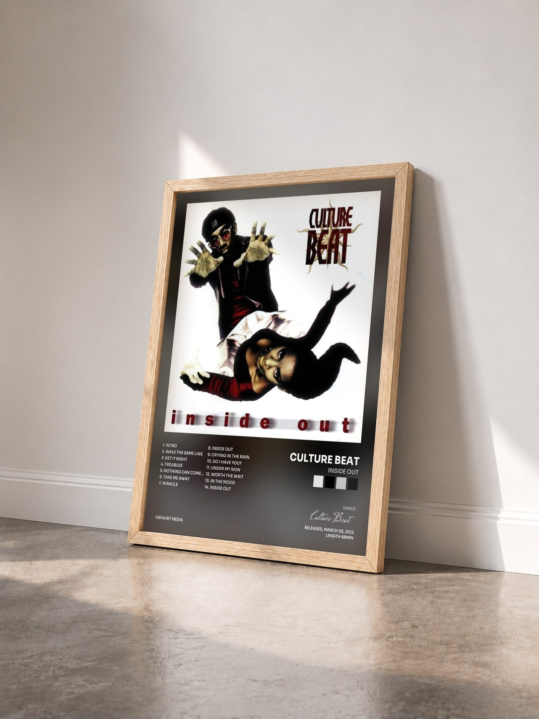 #bois Tableau de l'album Inside Out de Culture Beat vu de trois quarts, cadre en bois brut