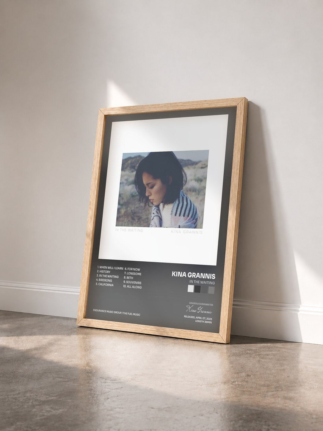 #bois Tableau de l'album In the Waiting de Kina Grannis vu de trois quarts, cadre en bois brut