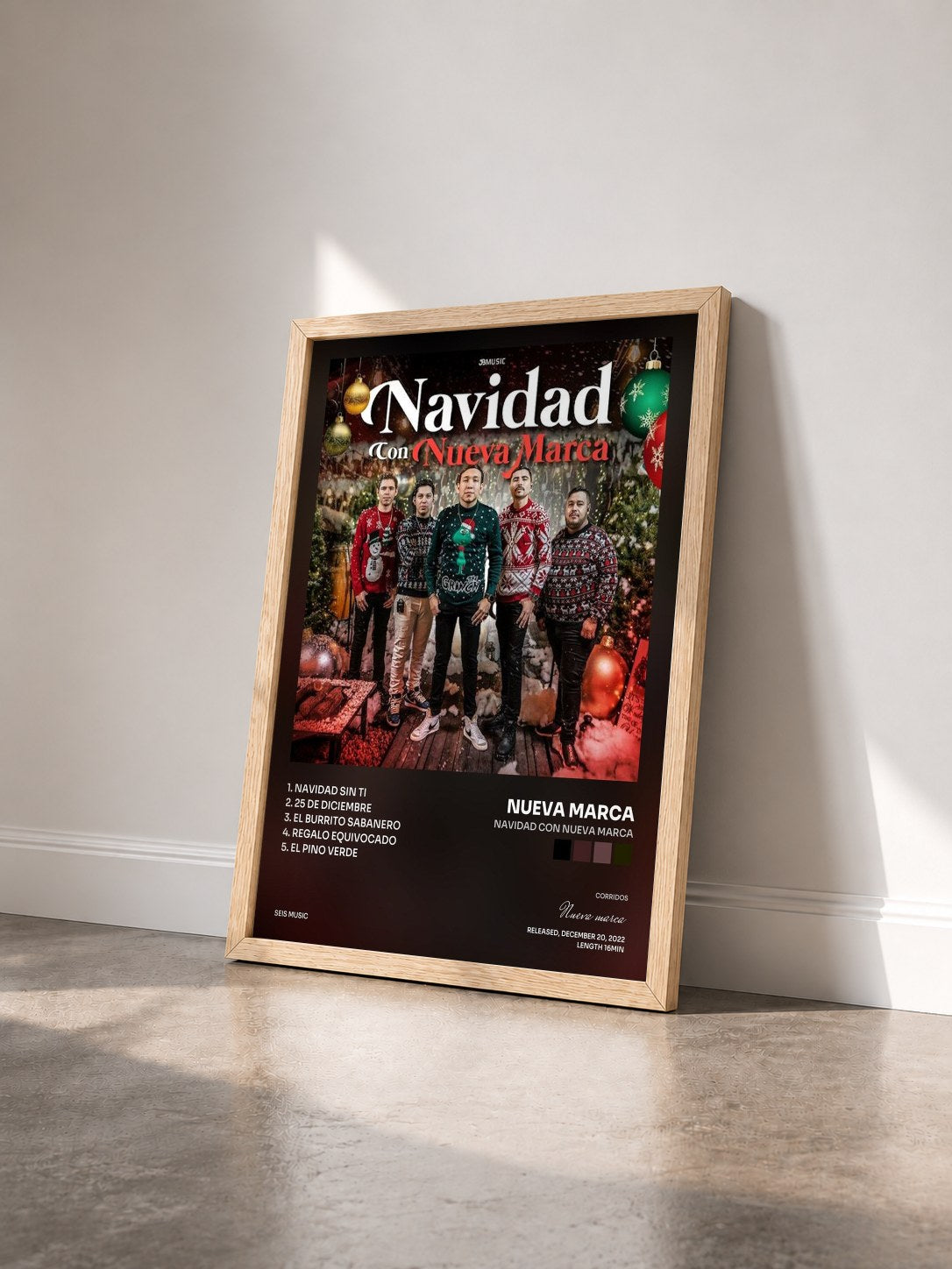 #bois Tableau de l'album Navidad Con Nueva Marca de Nueva marca vu de trois quarts, cadre en bois brut