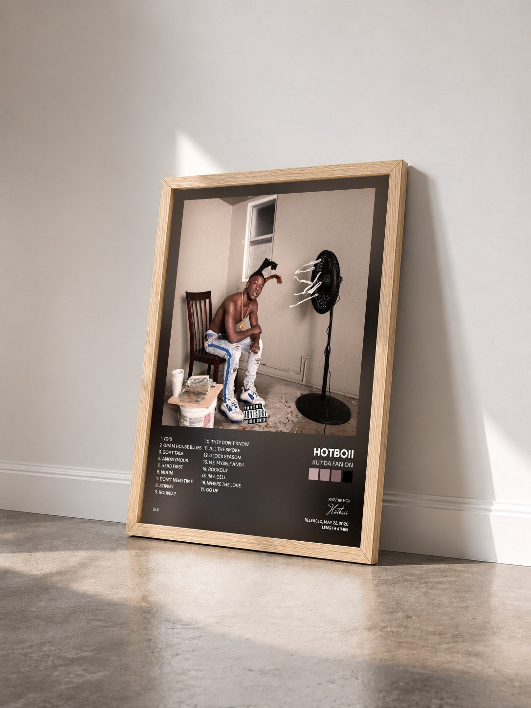 #bois Tableau de l'album Kut Da Fan On de Hotboii vu de trois quarts, cadre en bois brut