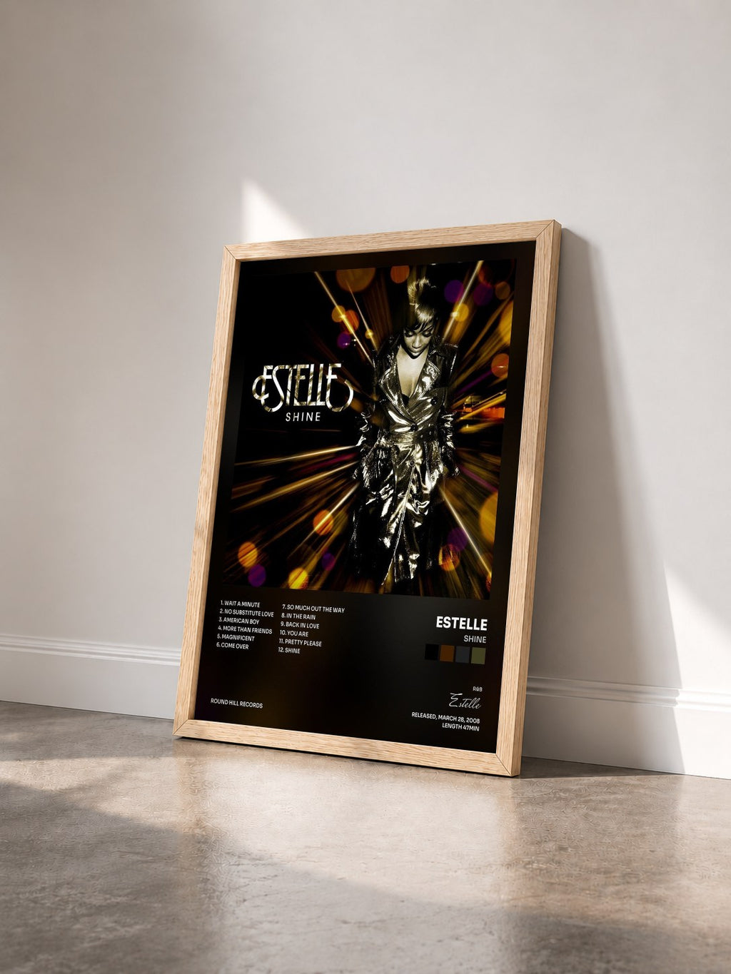#bois Tableau de l'album Shine de Estelle vu de trois quarts, cadre en bois brut