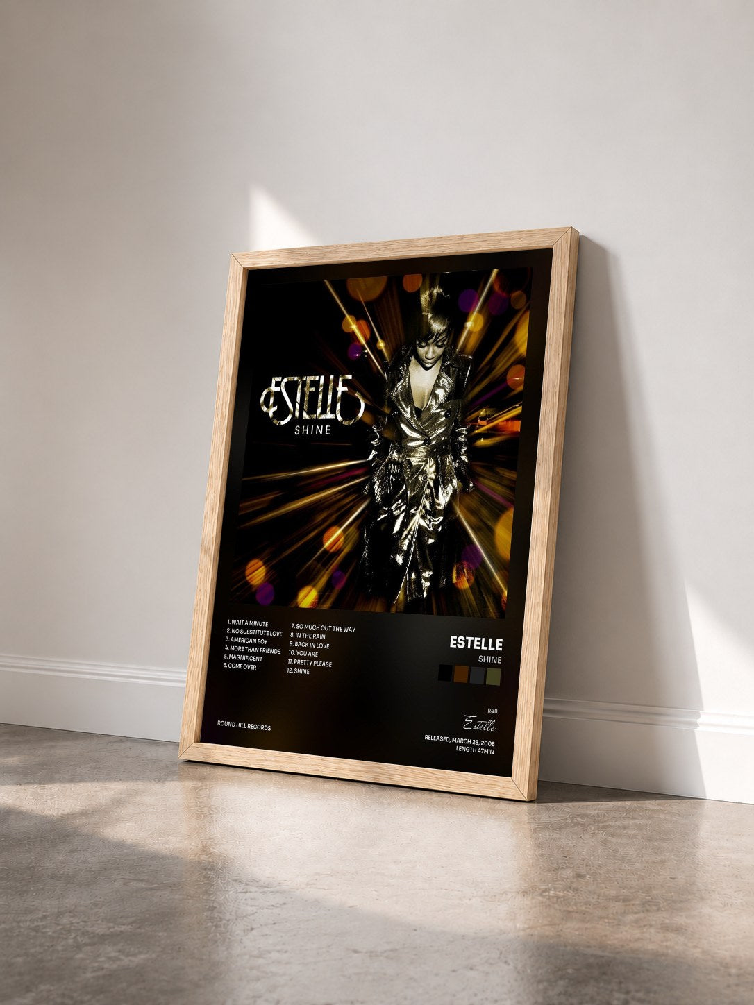 #bois Tableau de l'album Shine de Estelle vu de trois quarts, cadre en bois brut