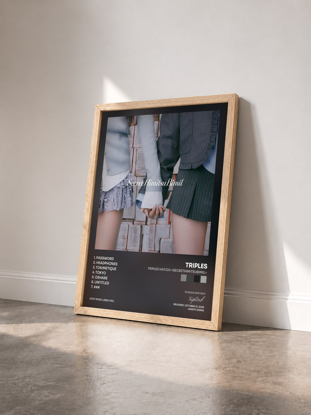 #bois Tableau de l'album tripleS hatch! <SecretHimitsuBimil> de tripleS vu de trois quarts, cadre en bois brut