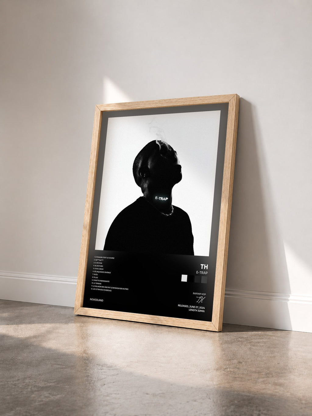 #bois Tableau de l'album E-TRAP de TH vu de trois quarts, cadre en bois brut