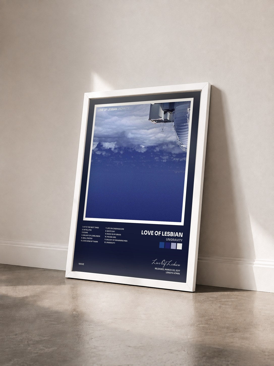 #blanc Tableau de l'album Ungravity de Love Of Lesbian vu de trois quarts, cadre blanc