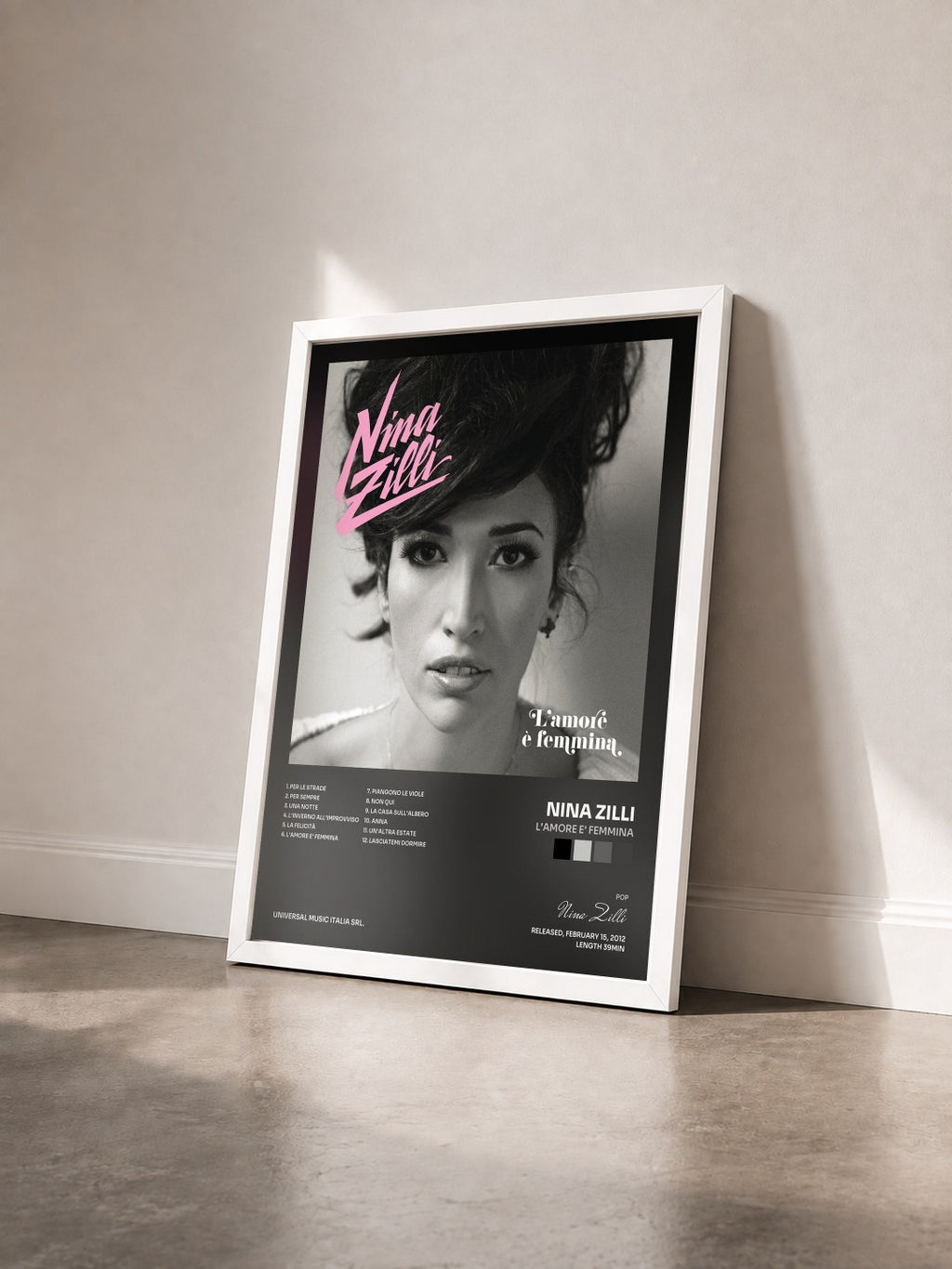 #blanc Tableau de l'album L'Amore E' Femmina de Nina Zilli vu de trois quarts, cadre blanc