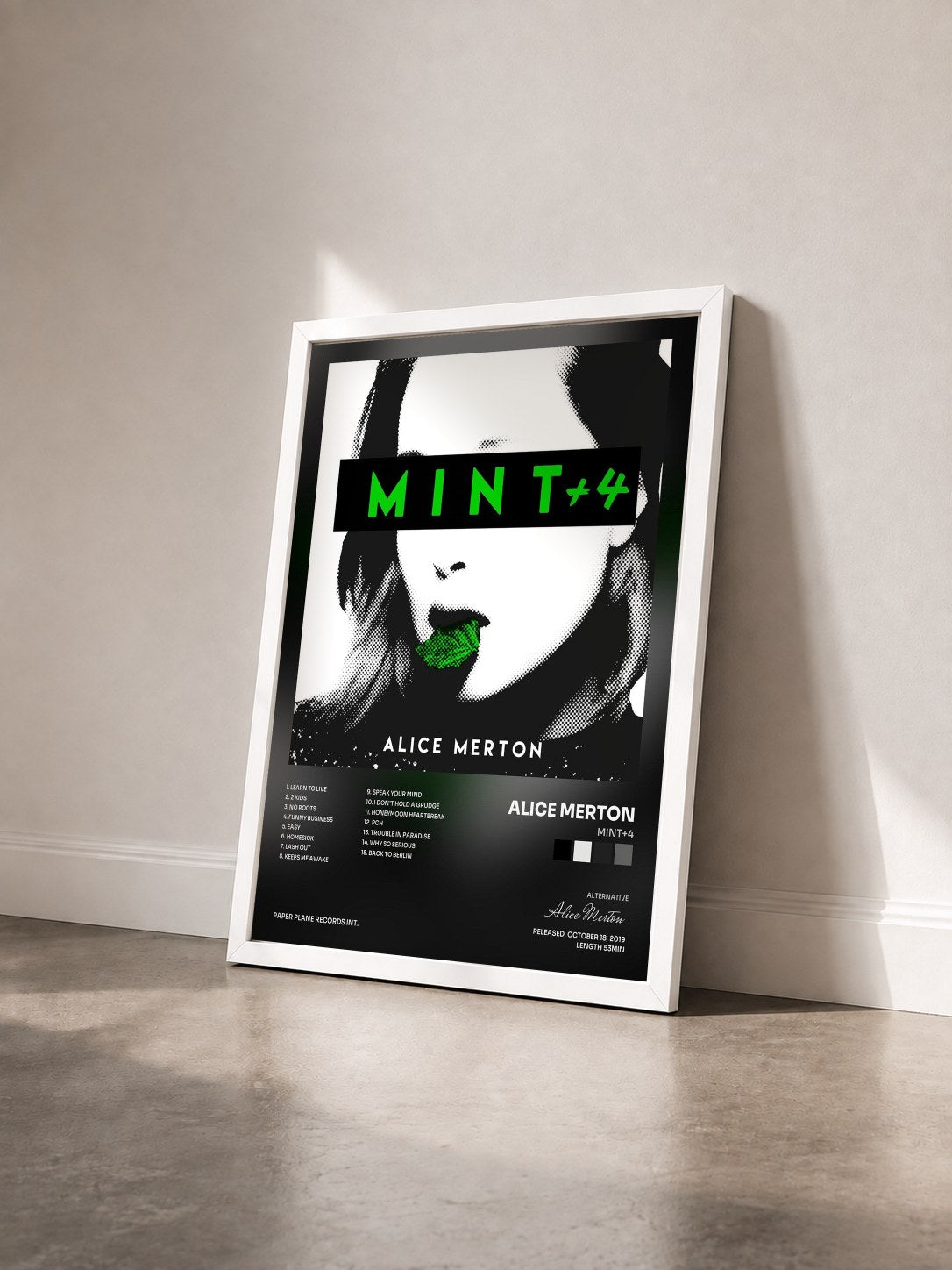 #blanc Tableau de l'album MINT+4 de Alice Merton vu de trois quarts, cadre blanc