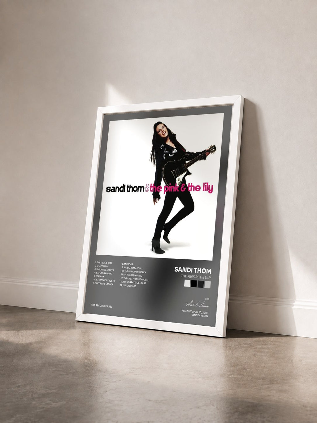 #blanc Tableau de l'album The Pink & The Lily de Sandi Thom vu de trois quarts, cadre blanc