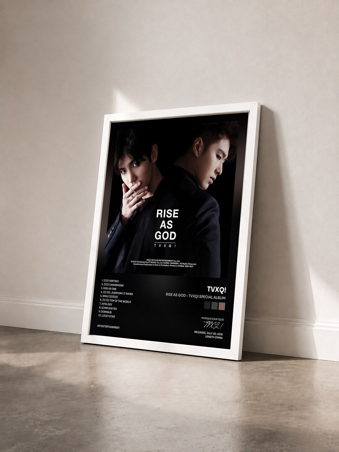 #blanc Tableau de l'album Rise As God - TVXQ! Special Album de TVXQ! vu de trois quarts, cadre blanc