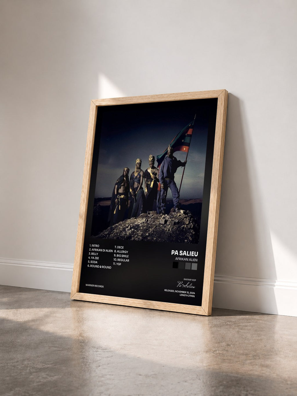 #bois Tableau de l'album Afrikan Alien de Pa Salieu vu de trois quarts, cadre en bois brut