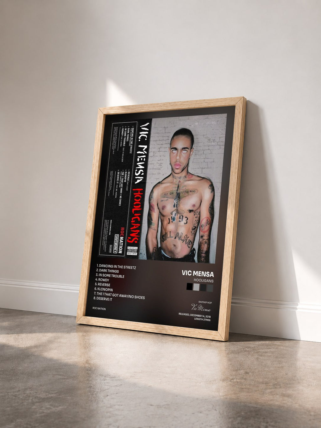 #bois Tableau de l'album HOOLIGANS de Vic Mensa vu de trois quarts, cadre en bois brut