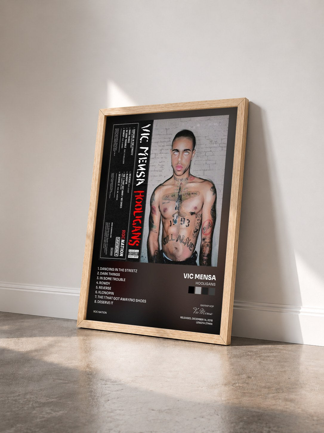 #bois Tableau de l'album HOOLIGANS de Vic Mensa vu de trois quarts, cadre en bois brut