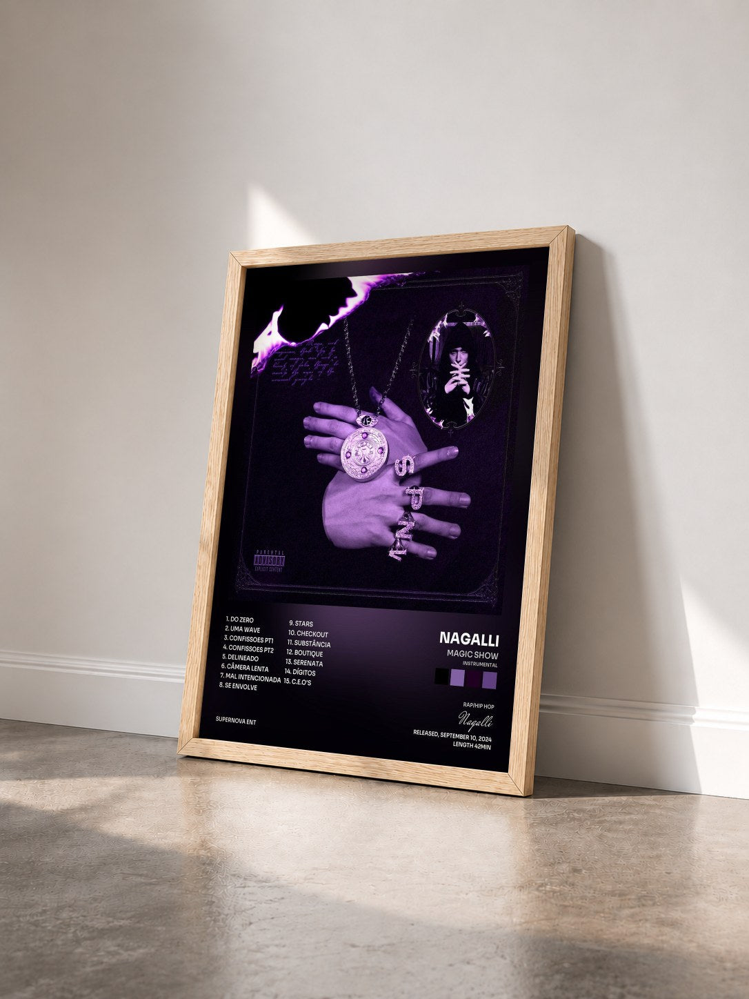#bois Tableau de l'album MAGIC SHOW (INSTRUMENTAL) de Nagalli vu de trois quarts, cadre en bois brut