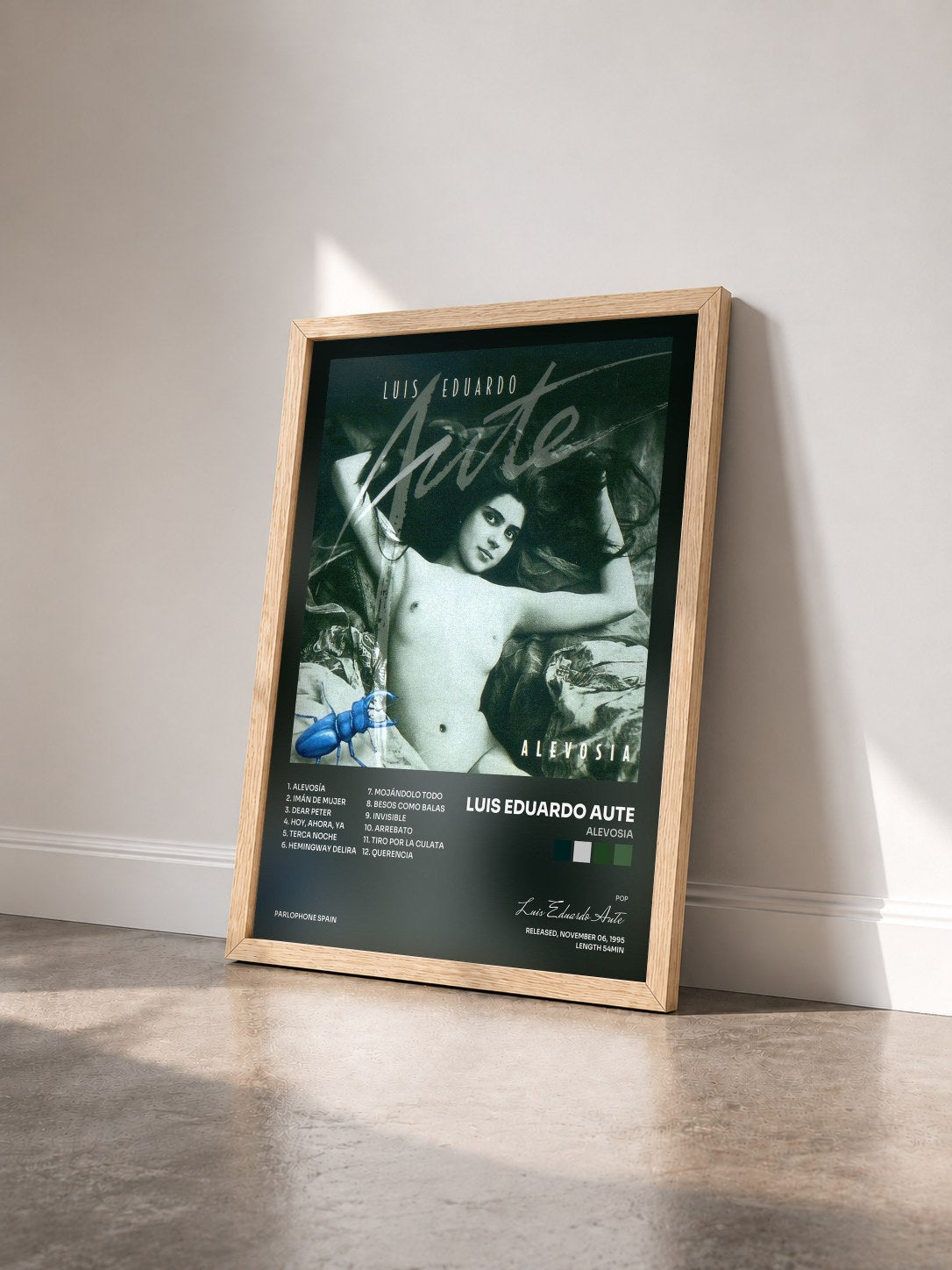 #bois Tableau de l'album Alevosia de Luis Eduardo Aute vu de trois quarts, cadre en bois brut