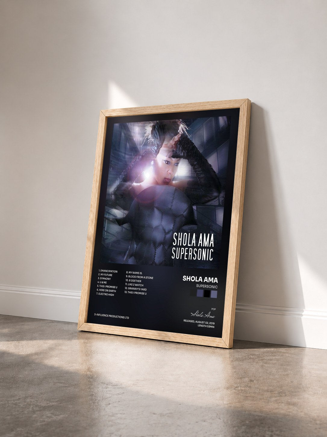 #bois Tableau de l'album Supersonic de Shola Ama vu de trois quarts, cadre en bois brut
