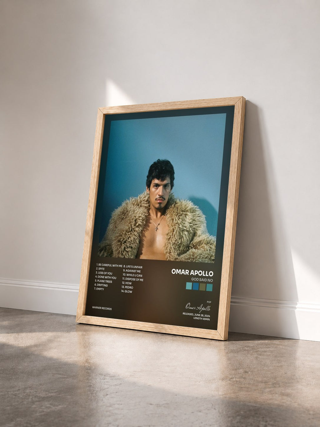#bois Tableau de l'album God Said No de Omar Apollo vu de trois quarts, cadre en bois brut