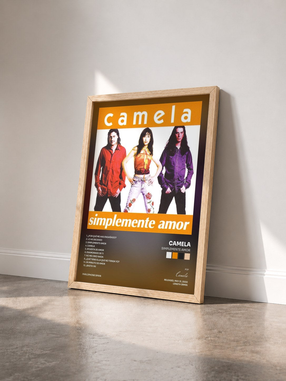 #bois Tableau de l'album Simplemente Amor de Camela vu de trois quarts, cadre en bois brut