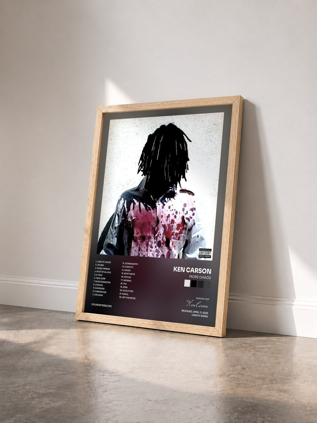 #bois Tableau de l'album More Chaos de Ken Carson vu de trois quarts, cadre en bois brut