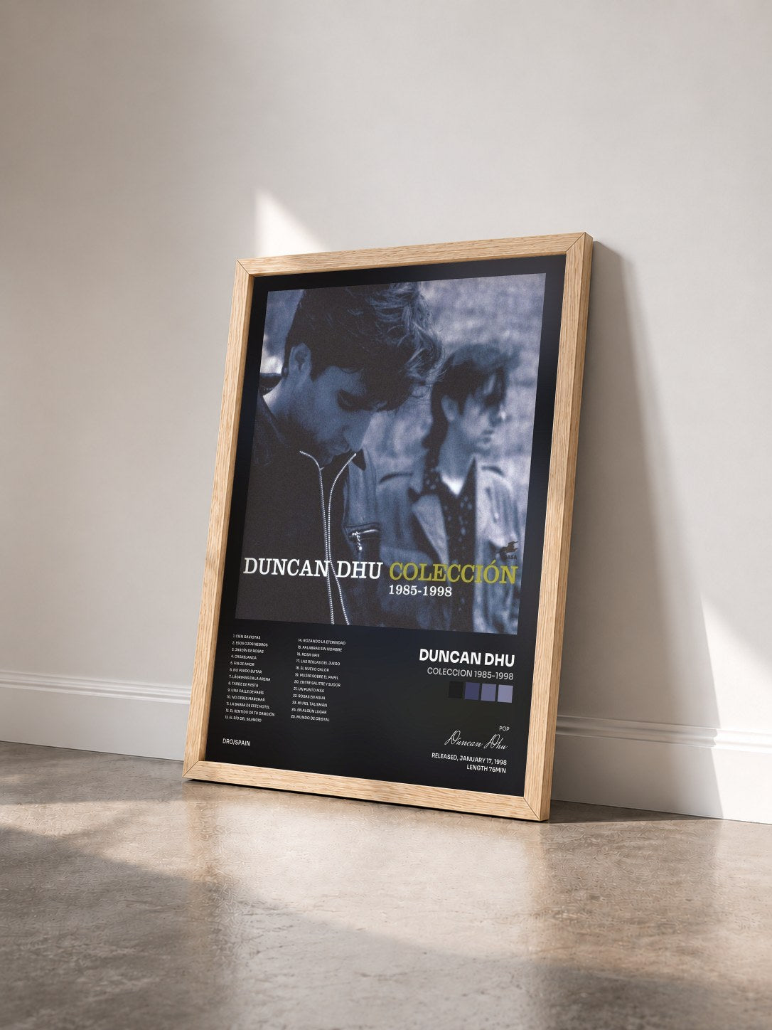 #bois Tableau de l'album Coleccion 1985-1998 de Duncan Dhu vu de trois quarts, cadre en bois brut