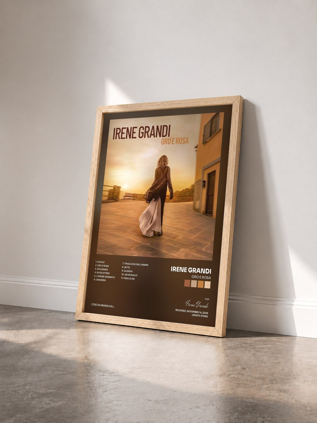 #bois Tableau de l'album Oro e rosa de Irene Grandi vu de trois quarts, cadre en bois brut
