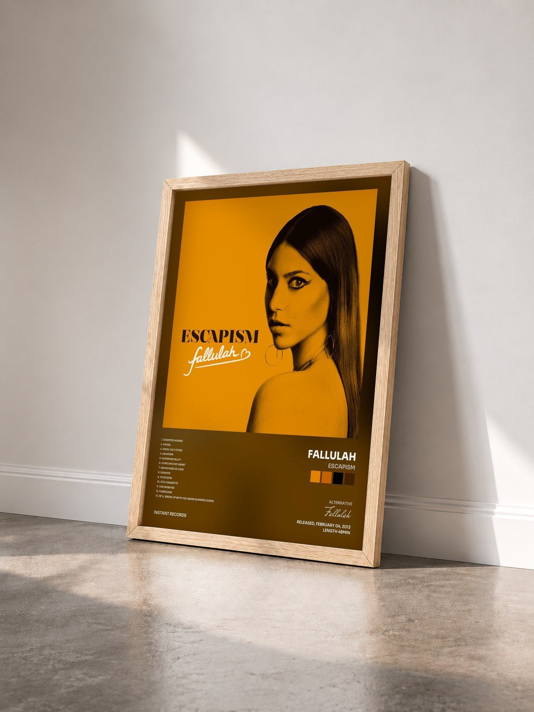 #bois Tableau de l'album Escapism de Fallulah vu de trois quarts, cadre en bois brut
