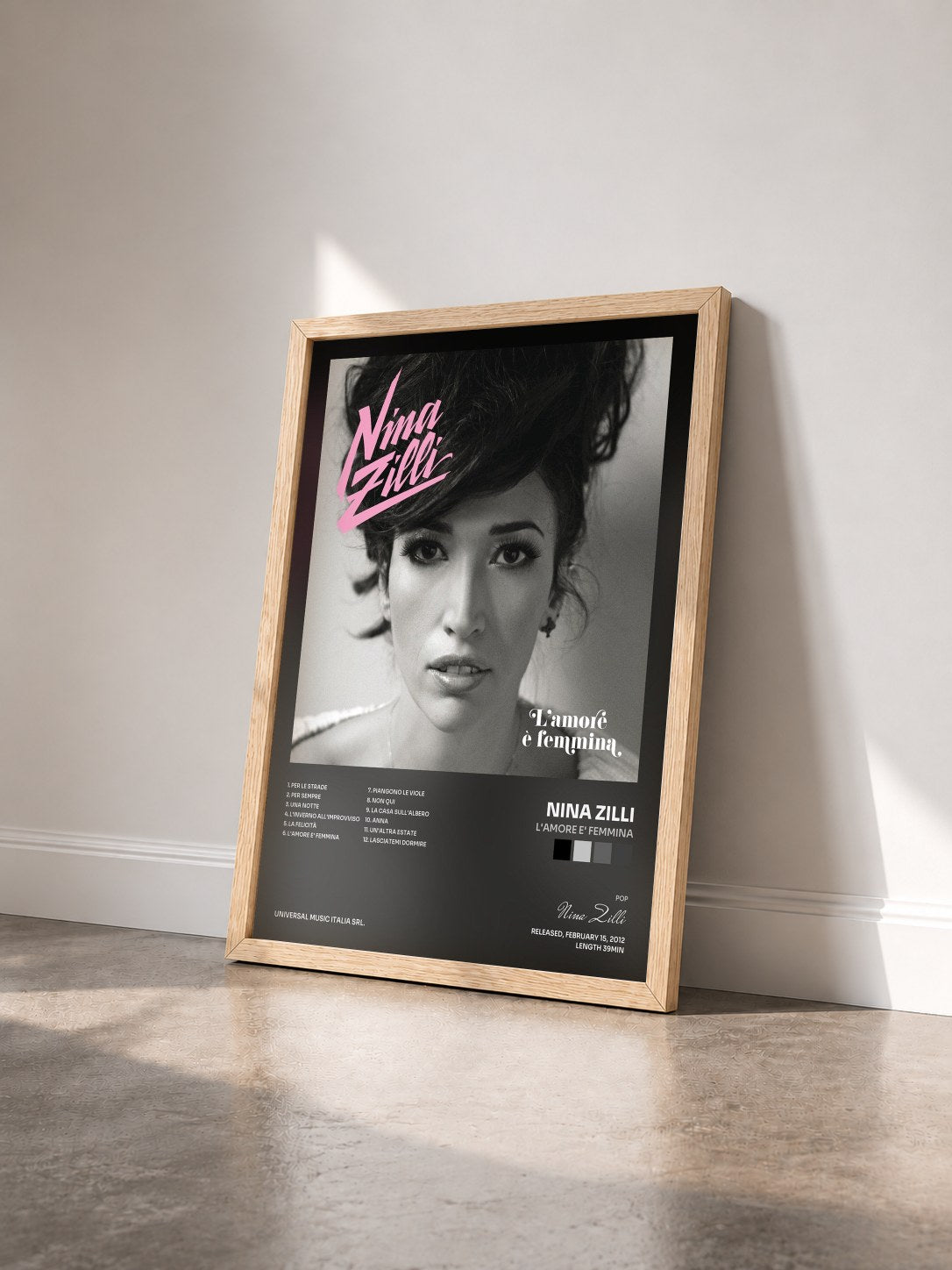 #bois Tableau de l'album L'Amore E' Femmina de Nina Zilli vu de trois quarts, cadre en bois brut