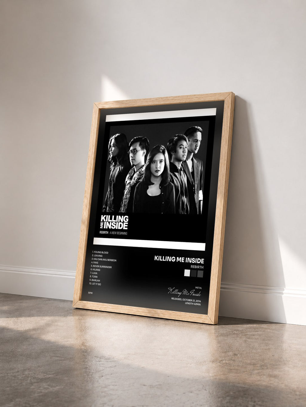 #bois Tableau de l'album REBIRTH de Killing Me Inside vu de trois quarts, cadre en bois brut