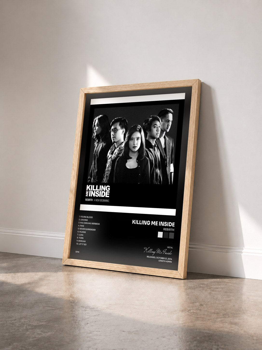 #bois Tableau de l'album REBIRTH de Killing Me Inside vu de trois quarts, cadre en bois brut