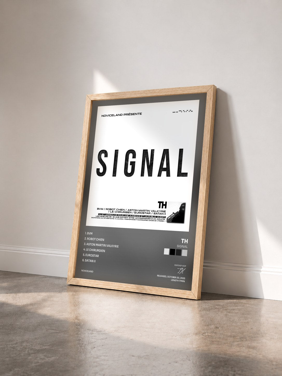 #bois Tableau de l'album SIGNAL de TH vu de trois quarts, cadre en bois brut