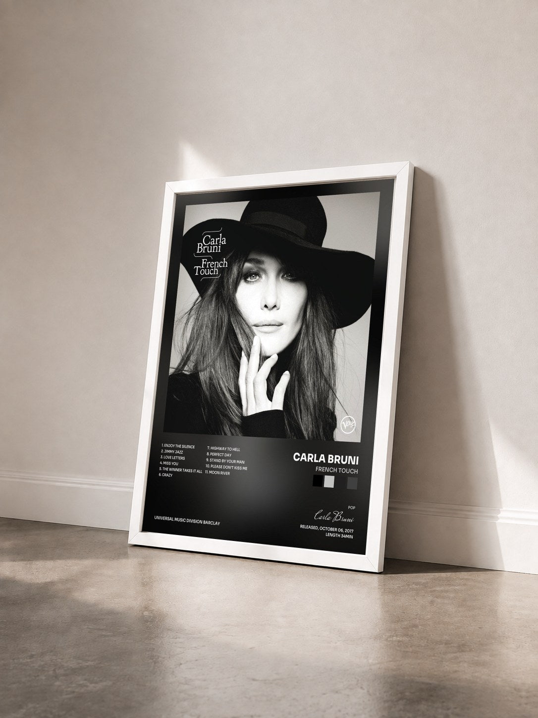 #blanc Tableau de l'album French Touch de Carla Bruni vu de trois quarts, cadre blanc