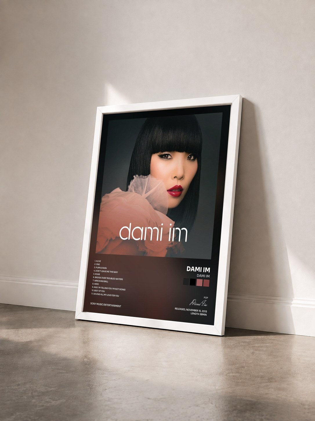 #blanc Tableau de l'album Dami Im de Dami Im vu de trois quarts, cadre blanc