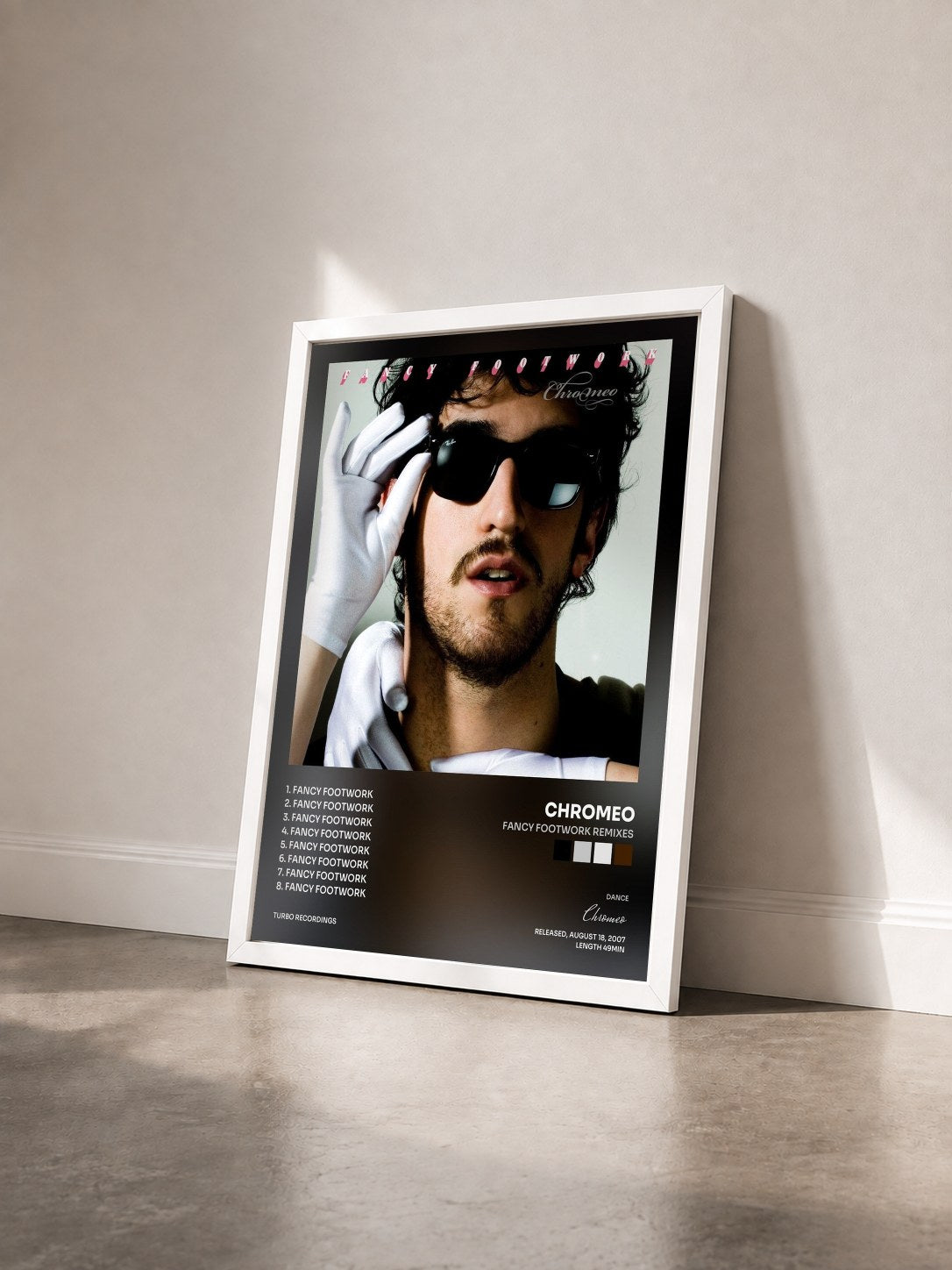 #blanc Tableau de l'album Fancy Footwork Remixes de Chromeo vu de trois quarts, cadre blanc